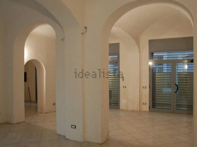 Locale in affitto di 210 m²