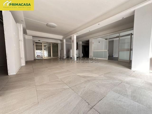 Locale in affitto di 210 m² in Via A. Manzoni