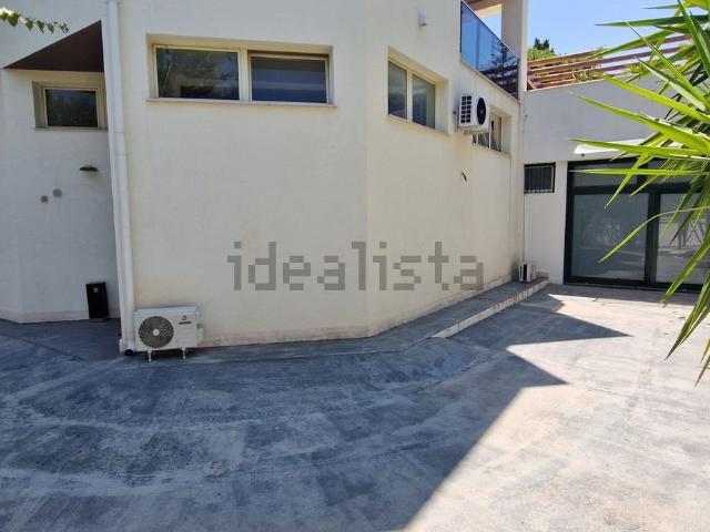 Locale in affitto di 210 m² in Via Avvocato Vittorio Malcangi