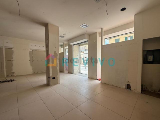 Locale in affitto di 210 m² in Via Giuseppe Mazzoni