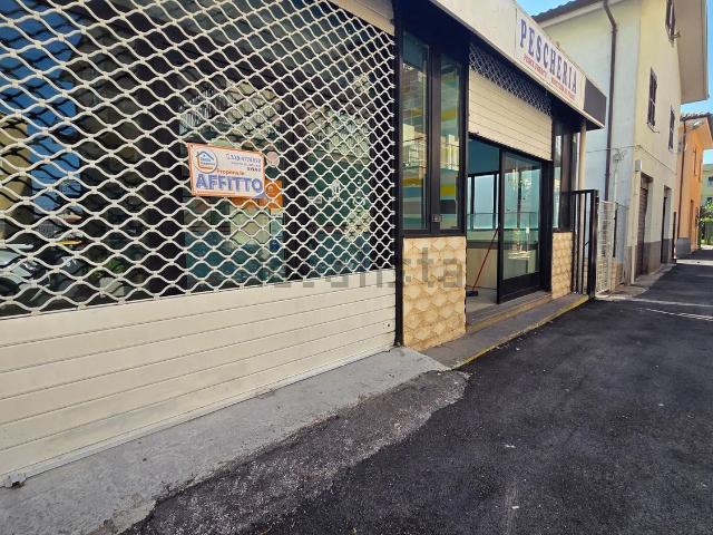 Locale in affitto di 210 m² in Via Fratelli Narducci