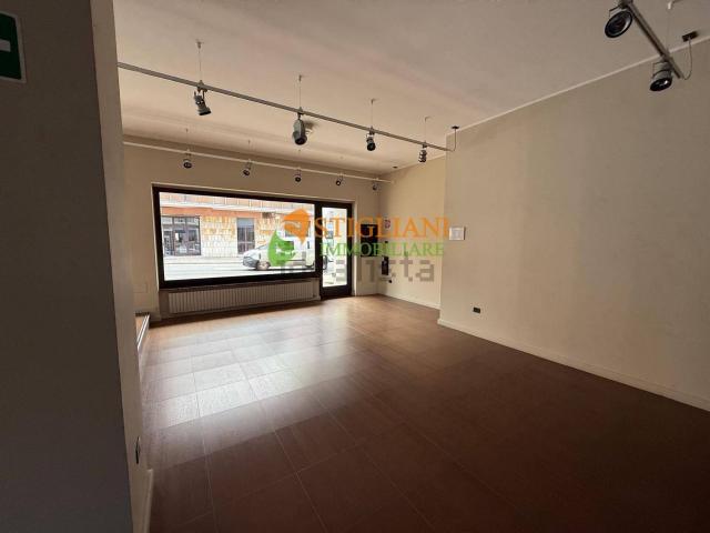 Locale in affitto di 210 m² in Via IV Novembre