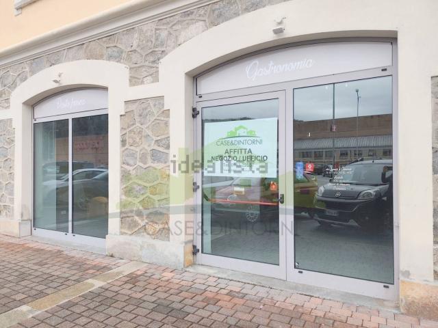 Locale in affitto di 210 m² in Viale Varallo, 33