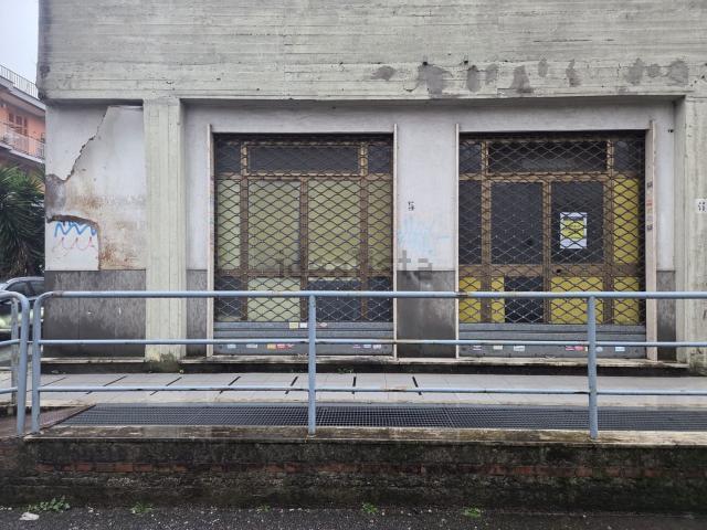 Locale in affitto di 210 m² in Piazza Sandro Pertini