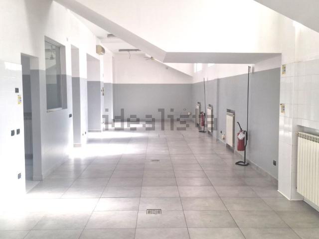 Locale in affitto di 211 m² in Via Santa Rita da Cascia, 65