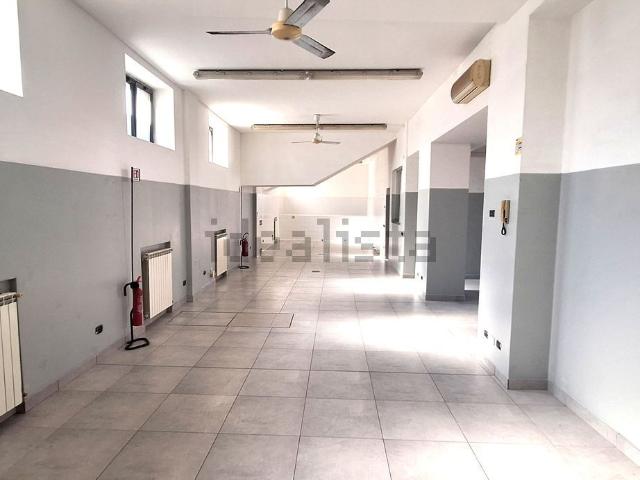 Locale in affitto di 211 m² in Via Santa Rita da Cascia, 65
