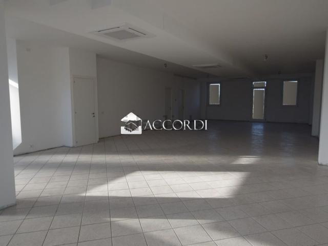 Locale in affitto di 212 m²