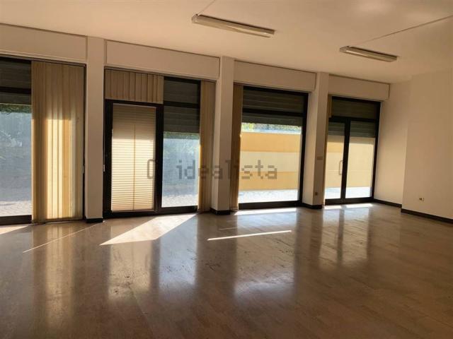 Locale in affitto di 215 m² in Via Roma, 54