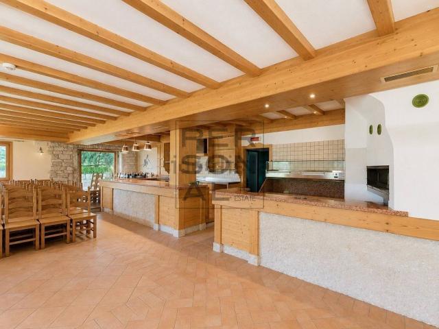 Locale in affitto di 216 m² in Via Pasubio, 12
