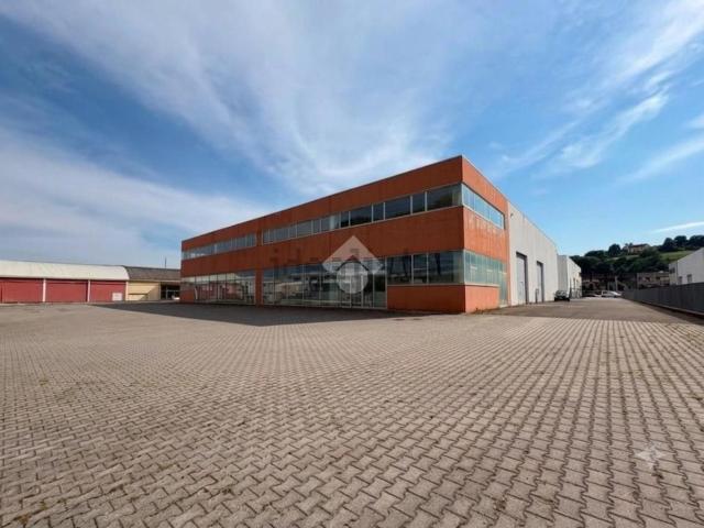 Locale in affitto di 2200 m² in Via G. Brodolini, 29