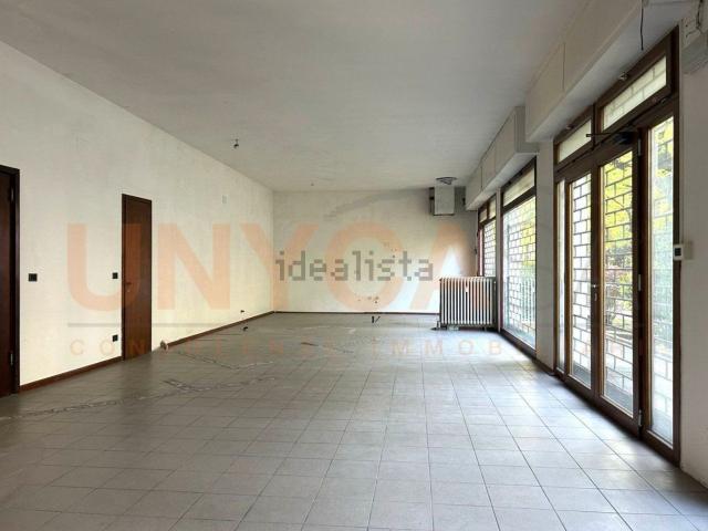 Locale in affitto di 220 m²