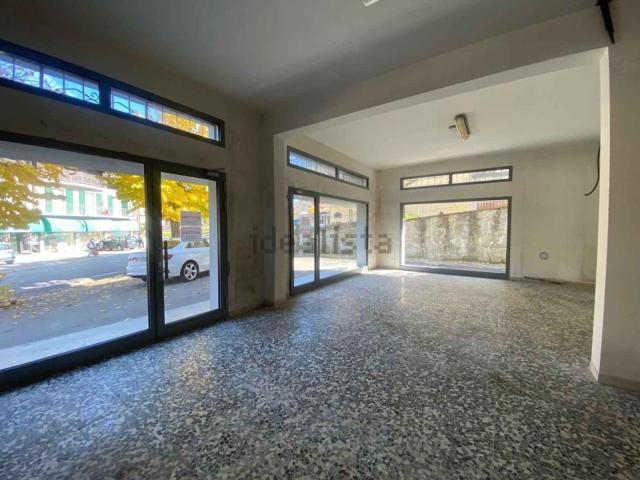 Locale in affitto di 220 m² in Via C. Monzani