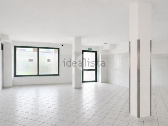 Locale in affitto di 220 m² in Via Cavalieri di Vittorio Veneto