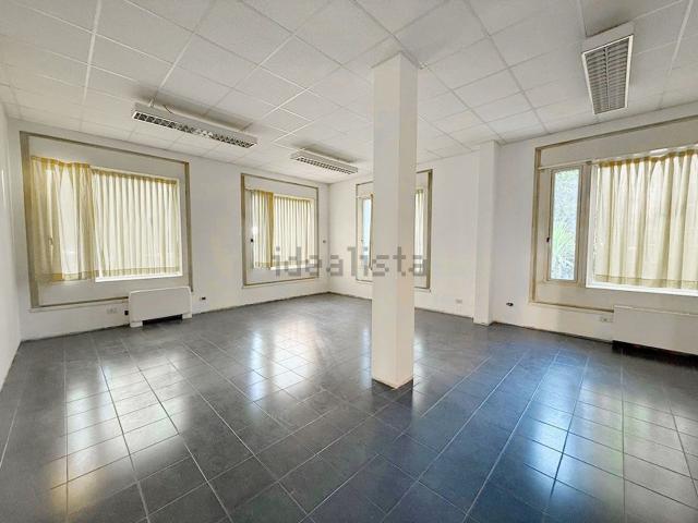 Locale in affitto di 220 m² in Via Giuseppe Meoni