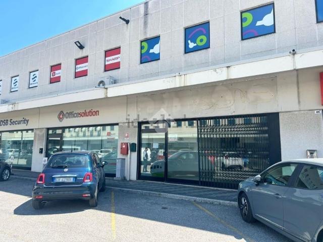 Locale in affitto di 220 m² in Via Orzinuovi, 46
