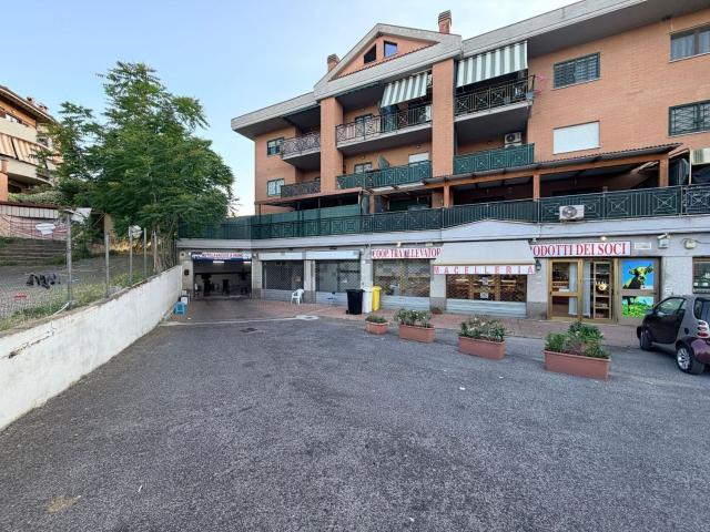 Locale in affitto di 220 m² in Via Lago di Bolsena