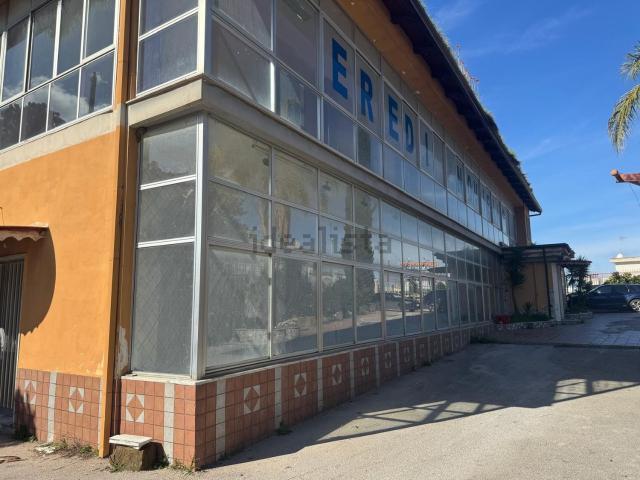 Locale in affitto di 220 m² in Via Marano Pianura
