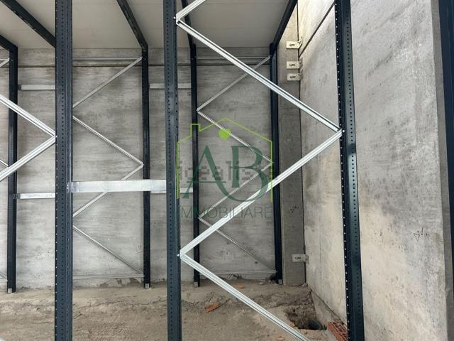 Locale in affitto di 220 m² in Via P. Zangheri, 1