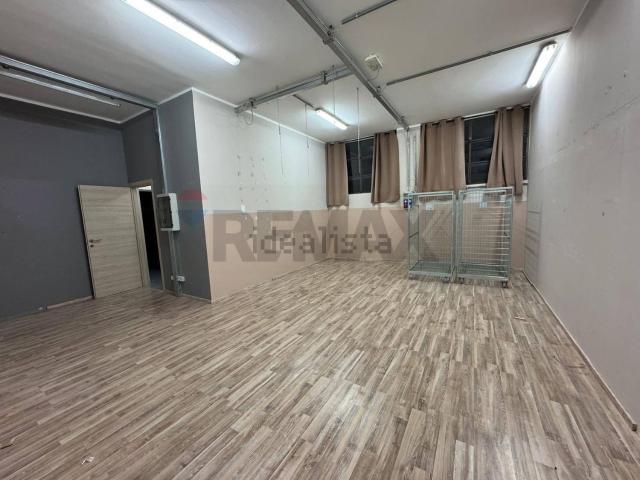 Locale in affitto di 220 m² in Via Patrioti