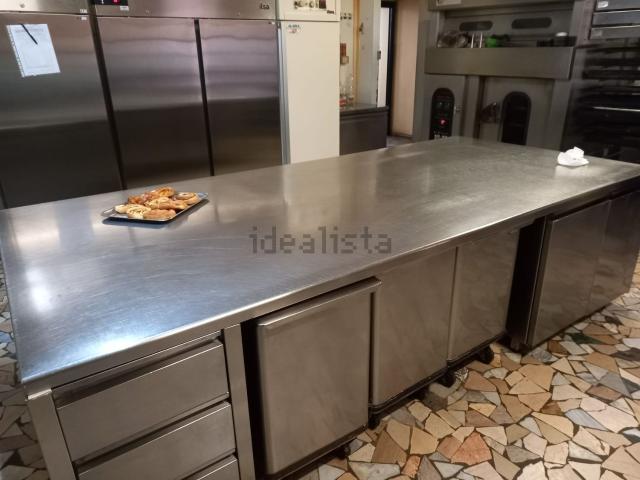 Locale in affitto di 220 m² in Via Pietro Lorenzetti
