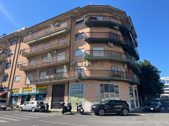 Locale in affitto di 220 m² in Via Torino, 75