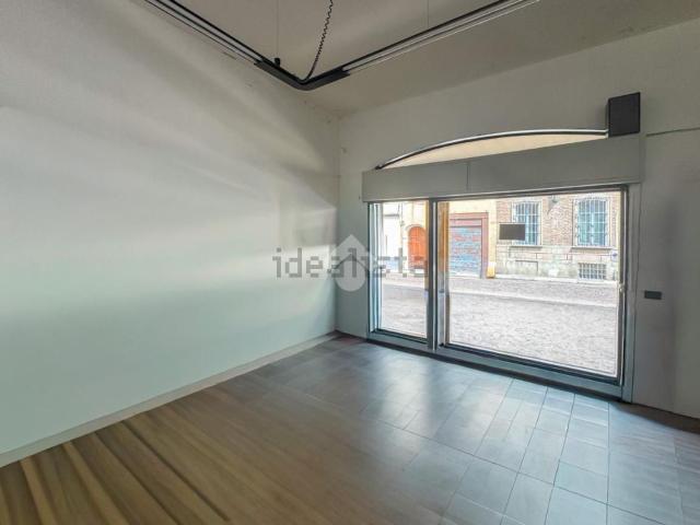 Locale in affitto di 220 m² in Via Taverna Giuseppe, 43