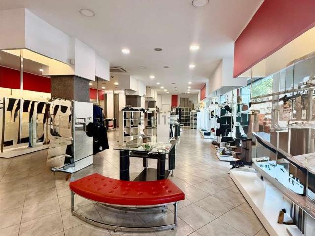 Locale in affitto di 220 m² in Viale Cappuccini, 9