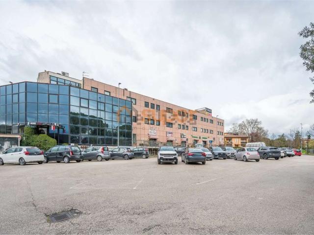 Locale in affitto di 220 m² in Piazza XXV Aprile