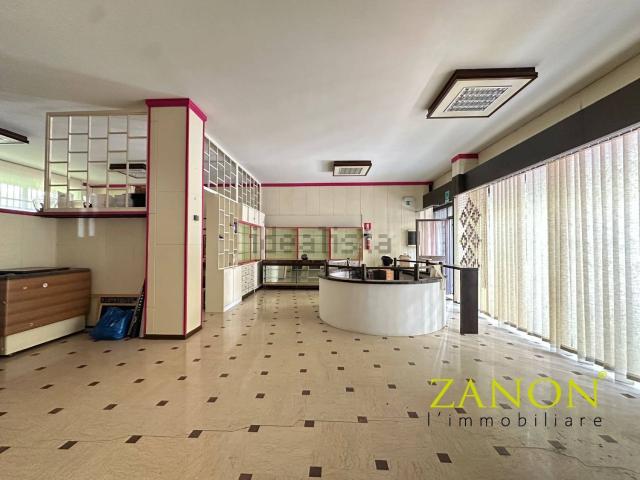 Locale in affitto di 221 m² in Via Vincenzo Bellini, 6