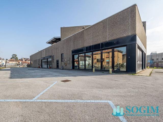 Locale in affitto di 2228 m² in Via G.Marconi, 39