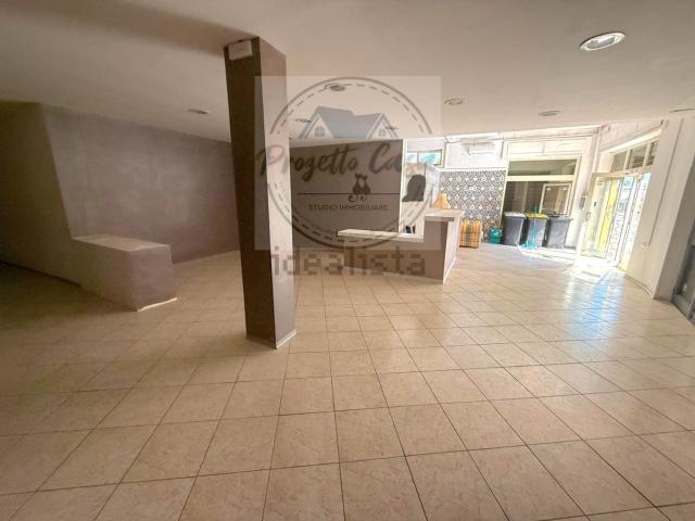 Locale in affitto di 225 m² in Via Algidus