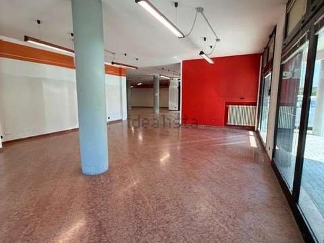 Locale in affitto di 225 m² in Via Pietro Giardini