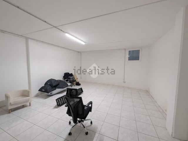 Locale in affitto di 229 m² in Via Padre Luigi Tezza