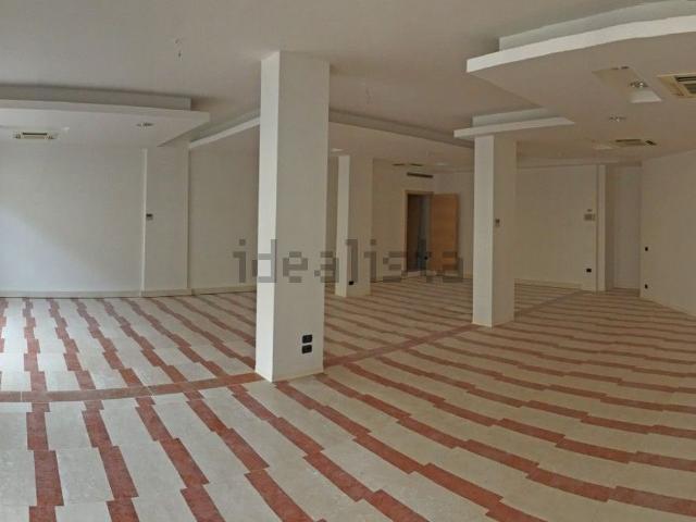 Locale in affitto di 230 m²