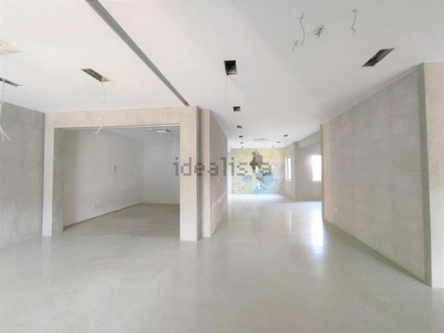 Locale in affitto di 230 m²