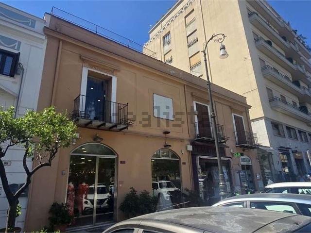 Locale in affitto di 230 m² in Via Cavour