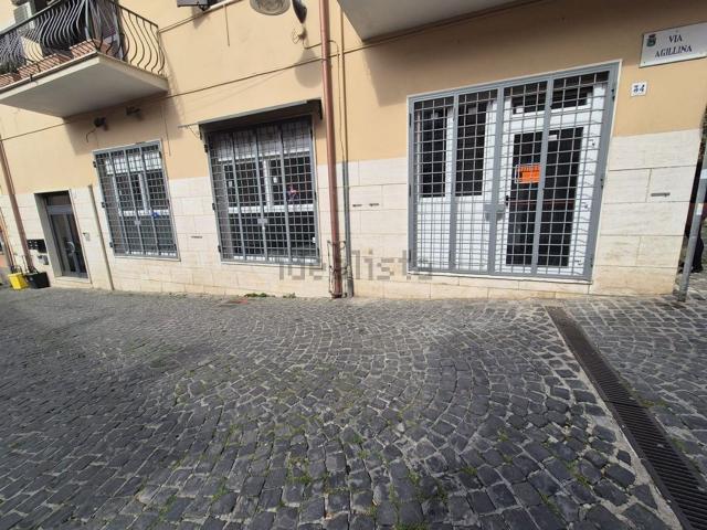 Locale in affitto di 230 m² in Via Agillina