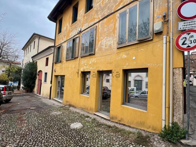 Locale in affitto di 230 m² in Via Brocchi
