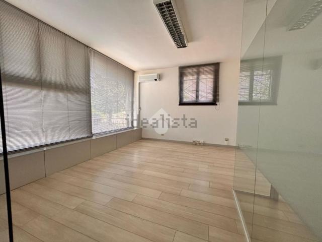 Locale in affitto di 230 m² in Via dei Gelsi
