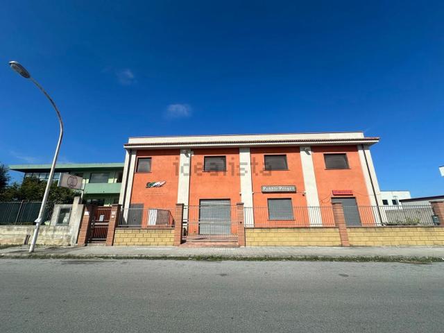 Locale in affitto di 230 m² in Via Leonardo da Vinci, 13