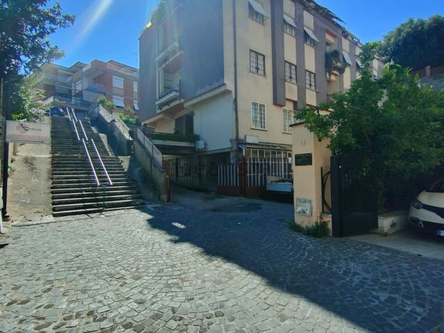 Locale in affitto di 230 m² in Via Scalinata Pompeo Magno
