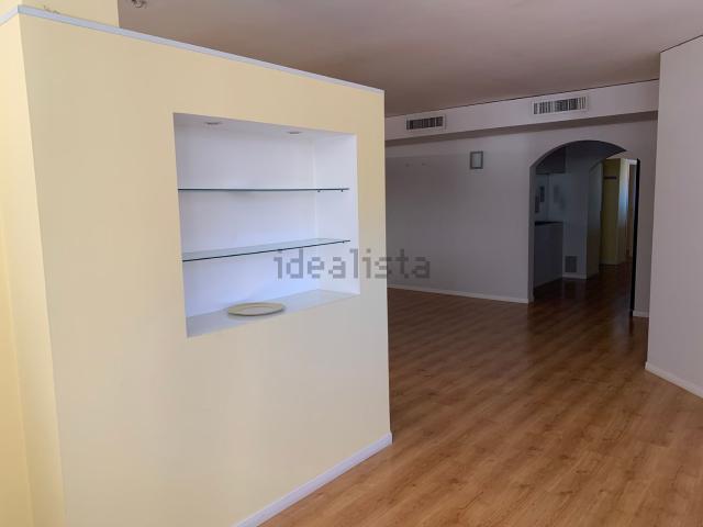 Locale in affitto di 230 m² in Via Principale