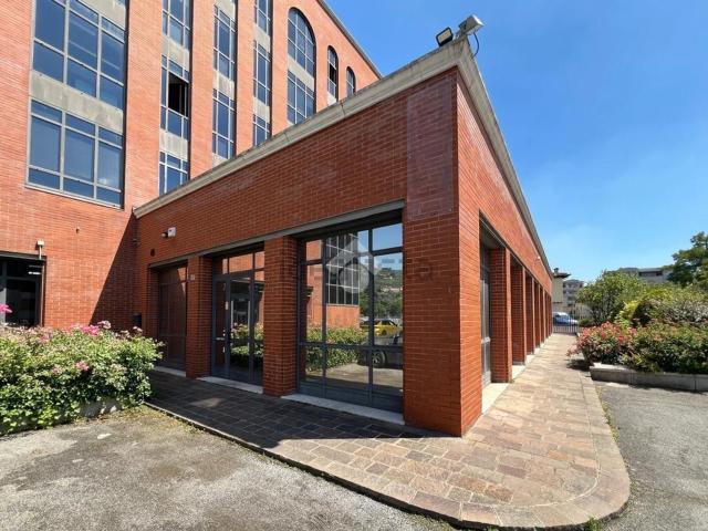 Locale in affitto di 230 m² in Viale della Bornata, 38