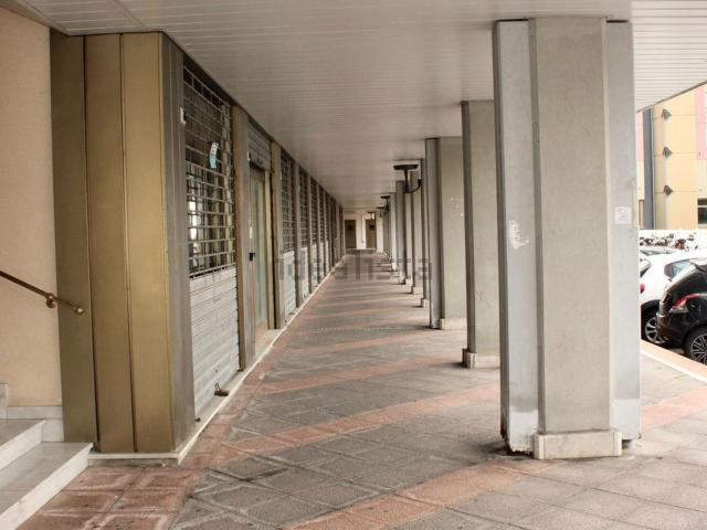 Locale in affitto di 233 m² in Via delle Eriche, 64