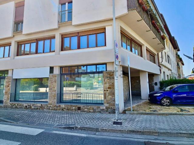 Locale in affitto di 235 m² in Via del Guarlone, 68