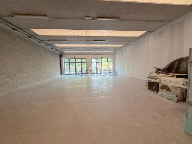 Locale in affitto di 235 m² in Via Romanino, 1