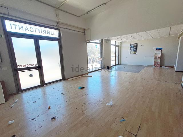 Locale in affitto di 235 m² in Viale Scala Greca