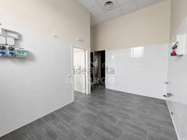 Locale in affitto di 2400 m² in Via Enrico Fermi, 33