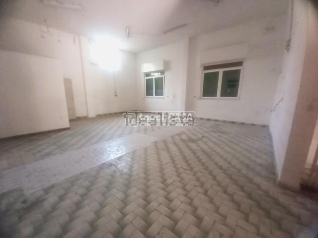 Locale in affitto di 240 m² in Via Achille Grandi