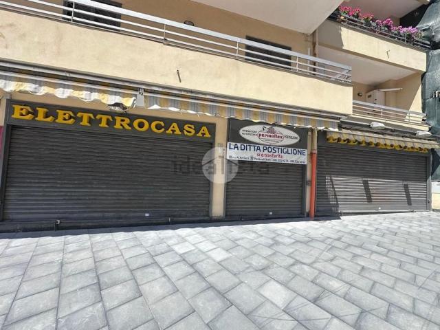 Locale in affitto di 240 m² in Via G. Pergolesi